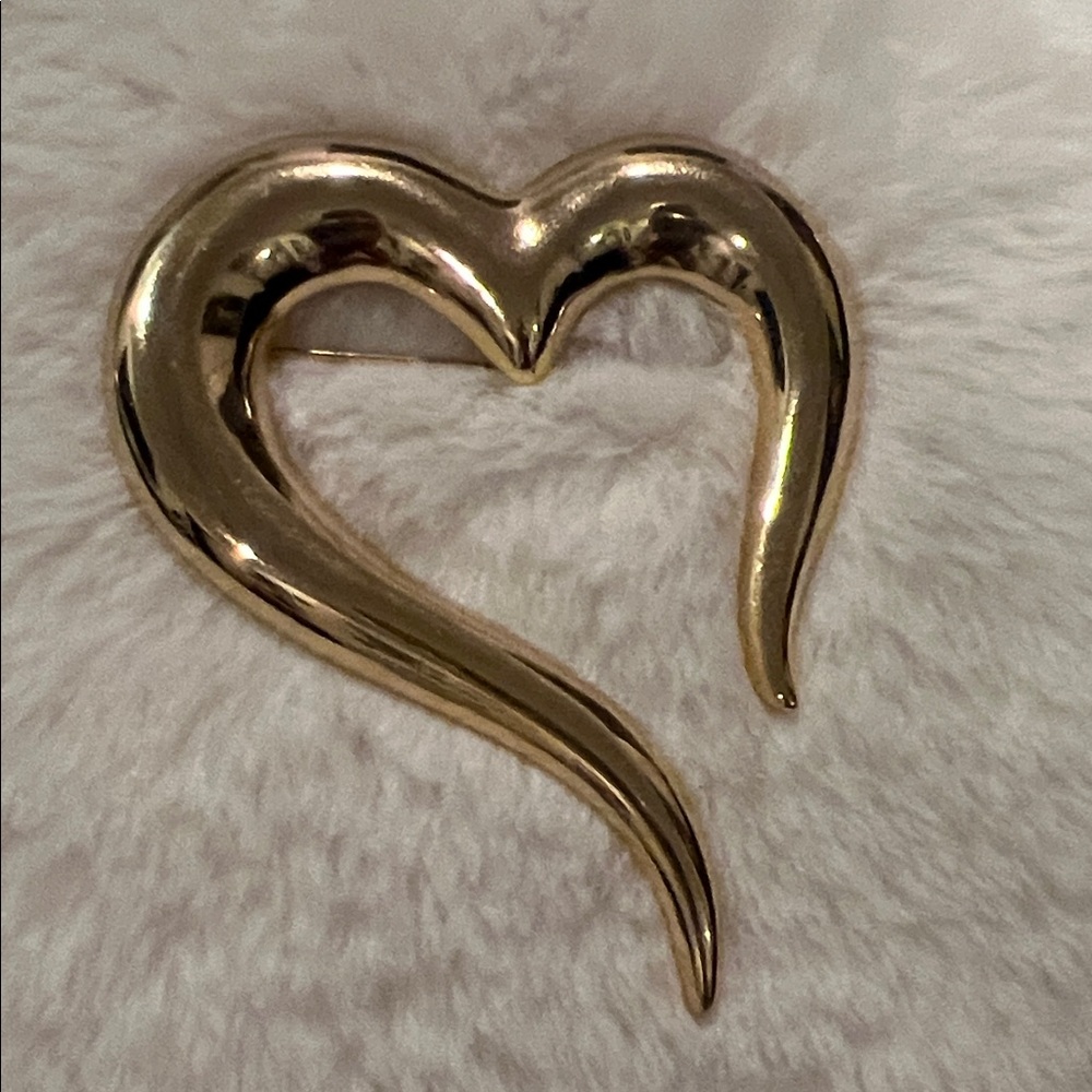Elegant Gold Heart Brooch